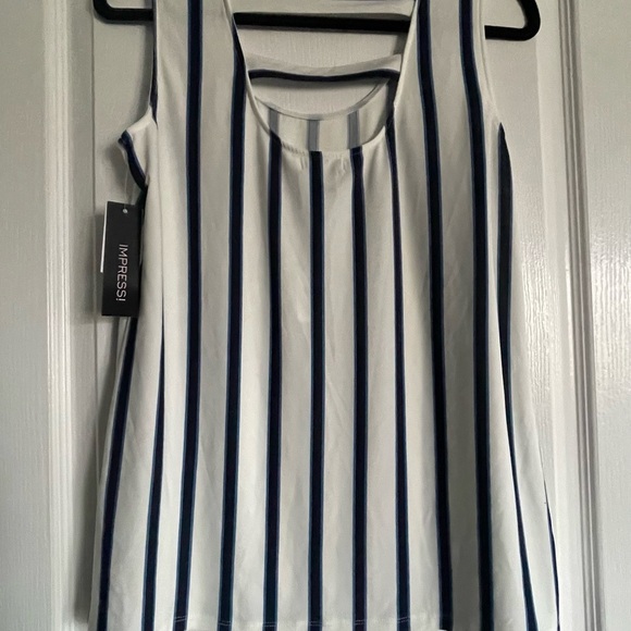 🆕 White blue stripe size medium - Picture 9 of 10